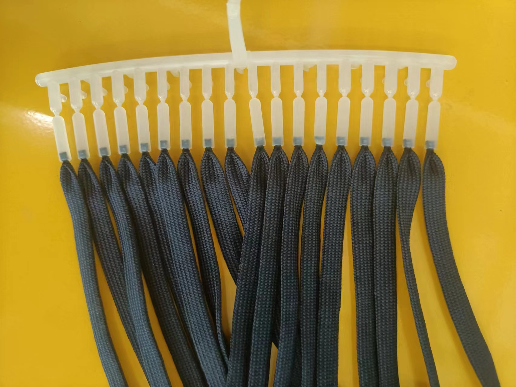 Dây luồn đầu ép nhựa sản phẩm 8